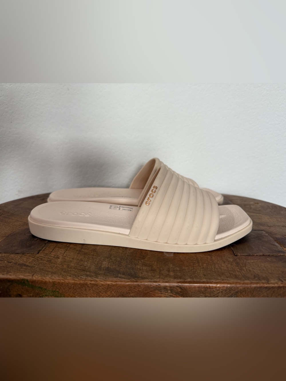 CROCS Women’s Ribbed Slide - Neutral Blush